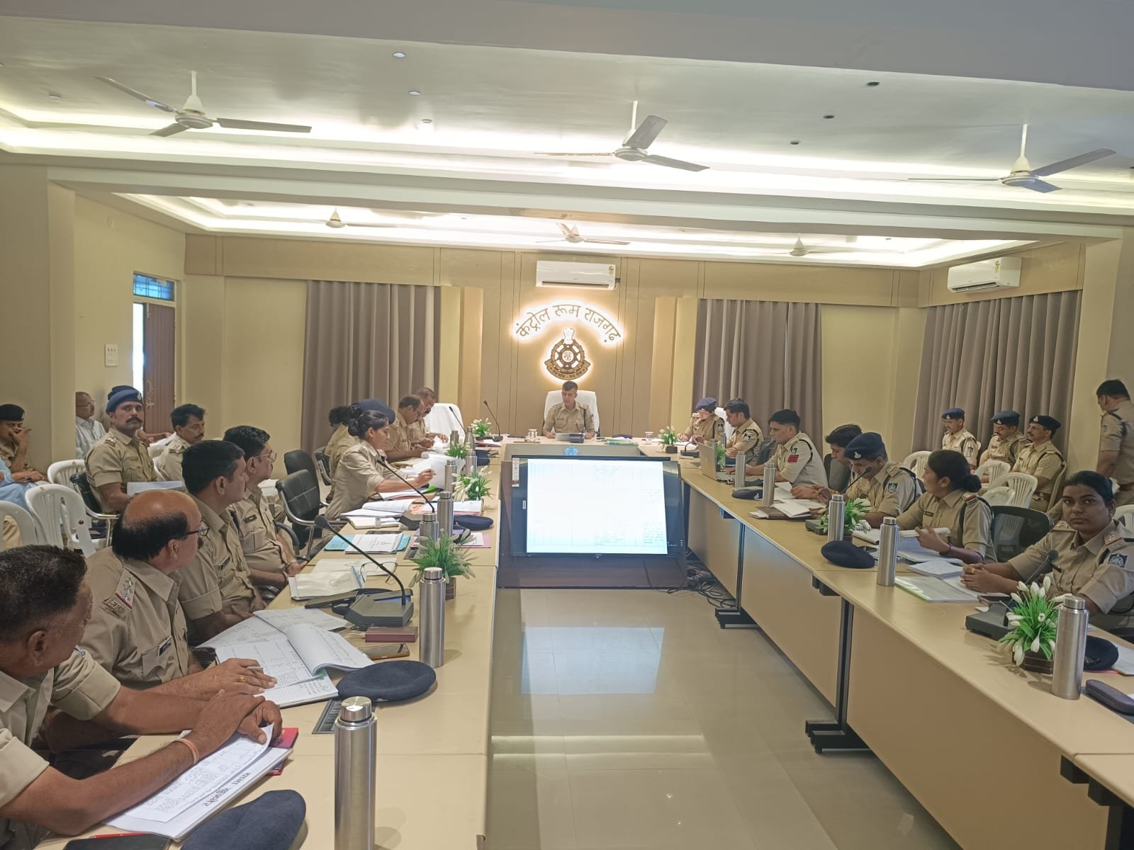 हिंदी समाचार |राजगढ़ में अपराध समीक्षा बैठक...