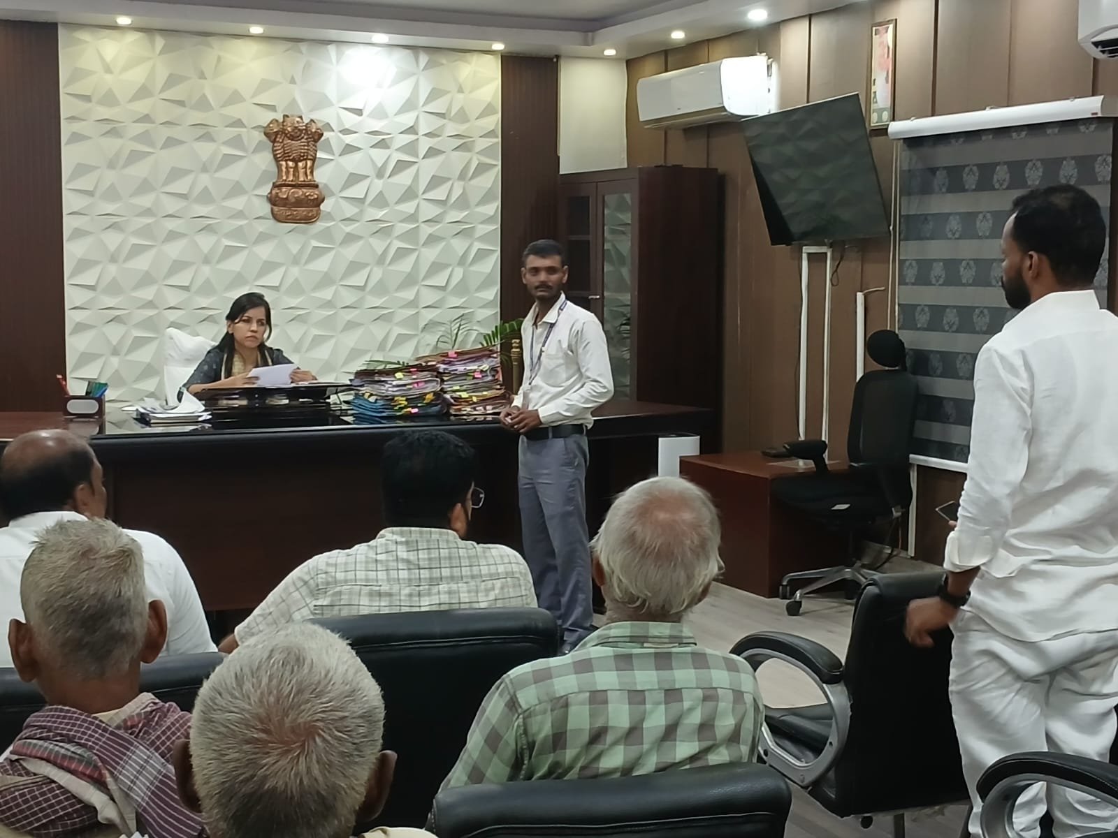 हिंदी समाचार |डीएम के जनता दरबार में 11मामले...