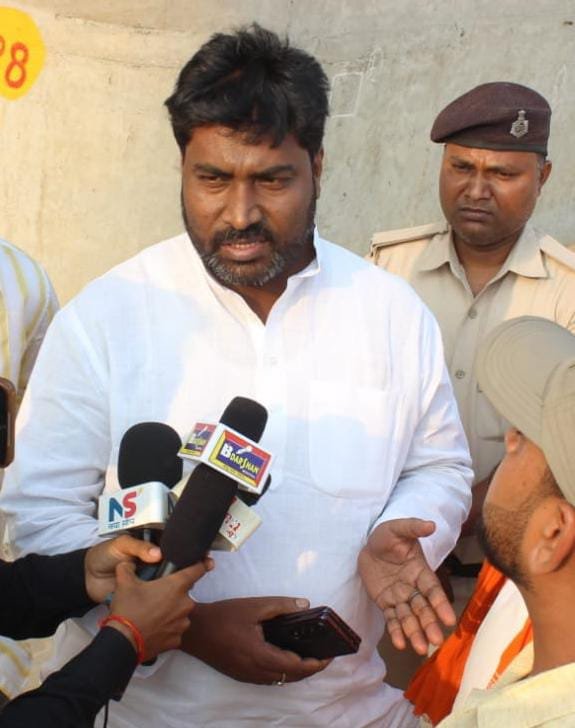 हिंदी समाचार |विधायक ने पहाड़ी गांव में...