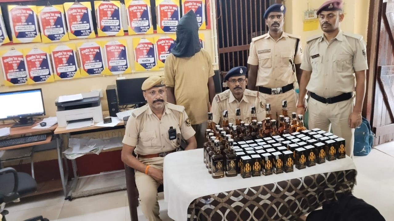 हिंदी समाचार |महाबोधि एक्सप्रेस में शराब के...
