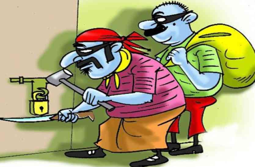 हिंदी समाचार |ताला तोड़कर चोरों ने किया...