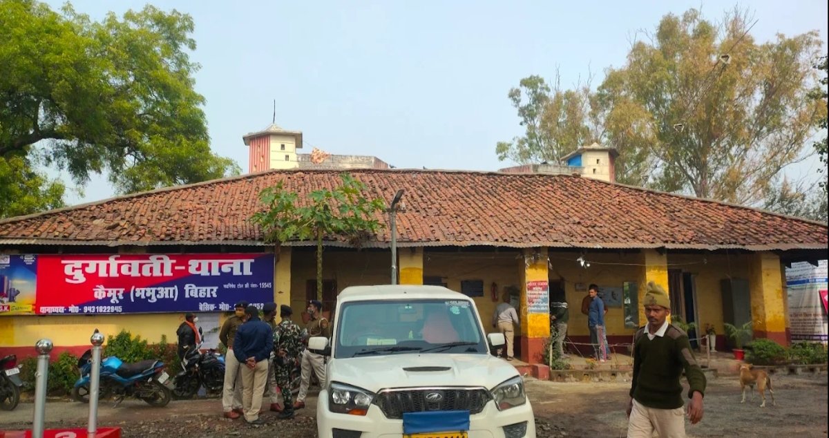 हिंदी समाचार |12 ग्राम गांजा के साथ महिला को...