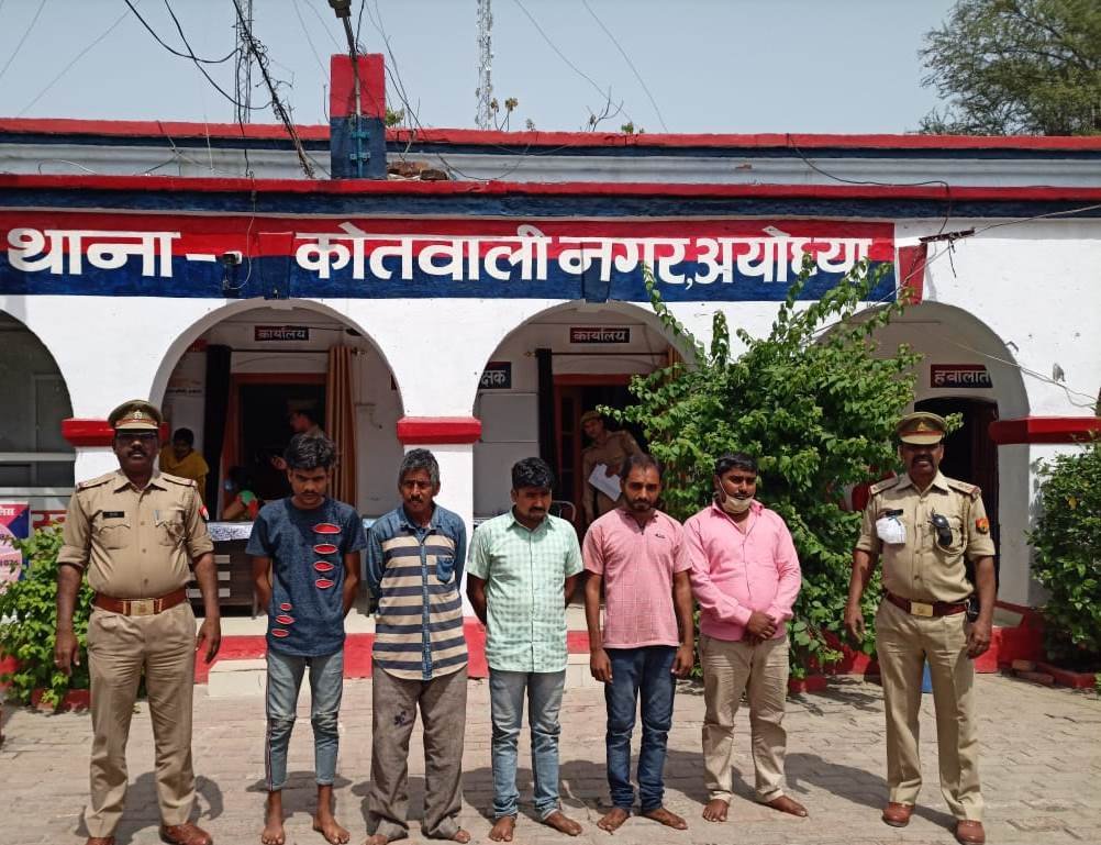 हिंदी समाचार |पाँच पुरुष सहित चार महिला देह...