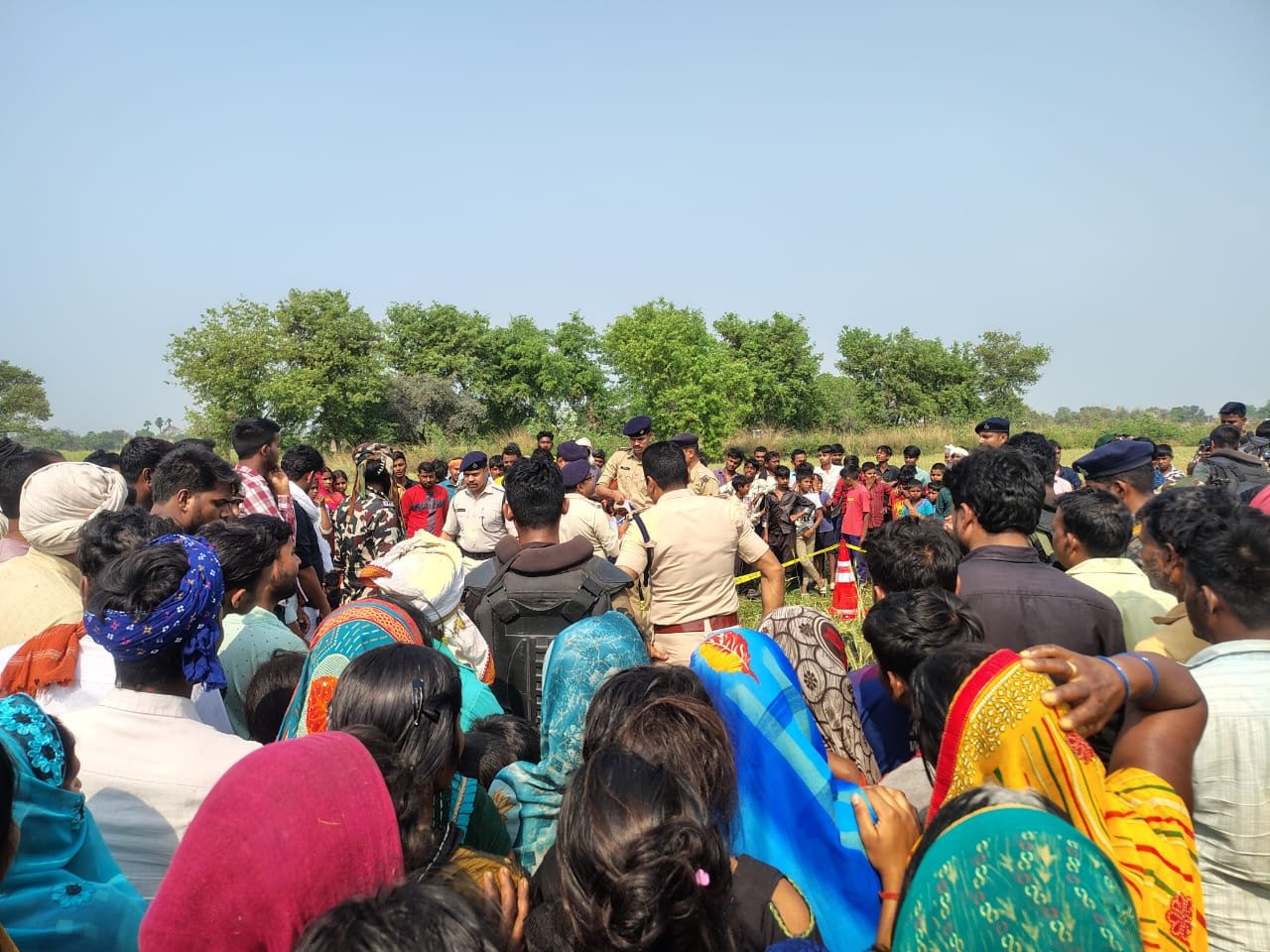 हिंदी समाचार |गेहूं के खेत में युवक का शव...