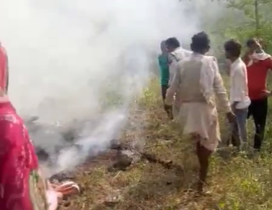 हिंदी समाचार |चिता से जलता हुआ शव उठाकर पीएम...