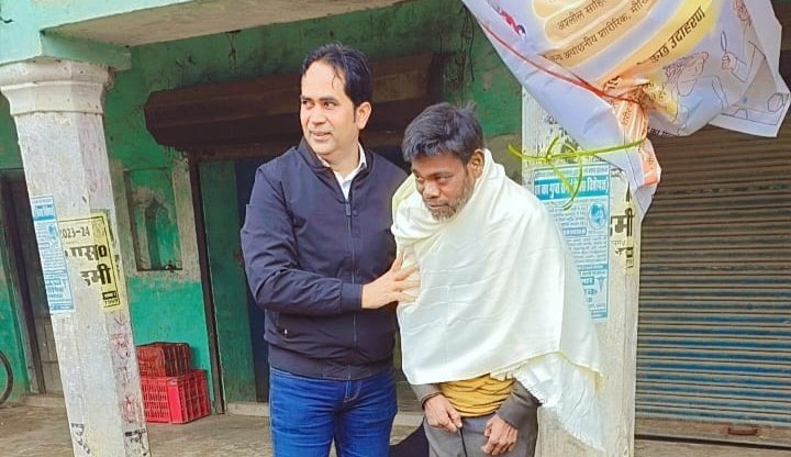 हिंदी समाचार |कोहरे और ठंड के बीच इ रिक्शा...