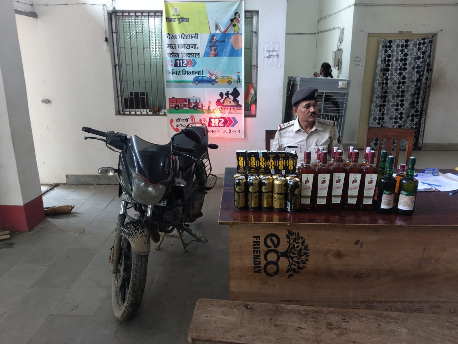 हिंदी समाचार |पुलिस की गाड़ी देख बाइक छोड़...