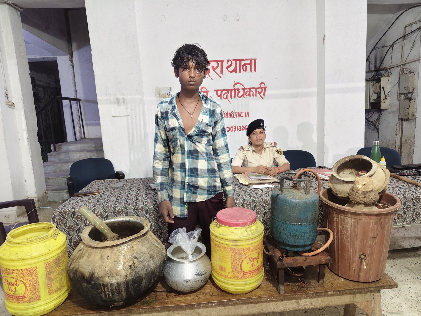 हिंदी समाचार |शराब उत्पादन यंत्र व 9 लीटर...