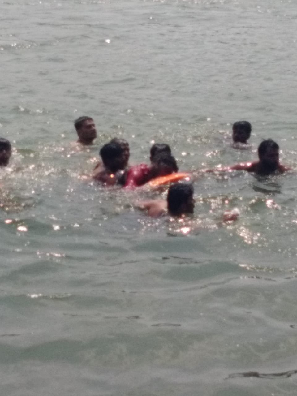 हिंदी समाचार |अस्थि विसर्जन करने गया बालक...