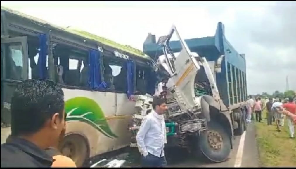 हिंदी समाचार |चार्टर्ड बस और डंपर की जोरदार...