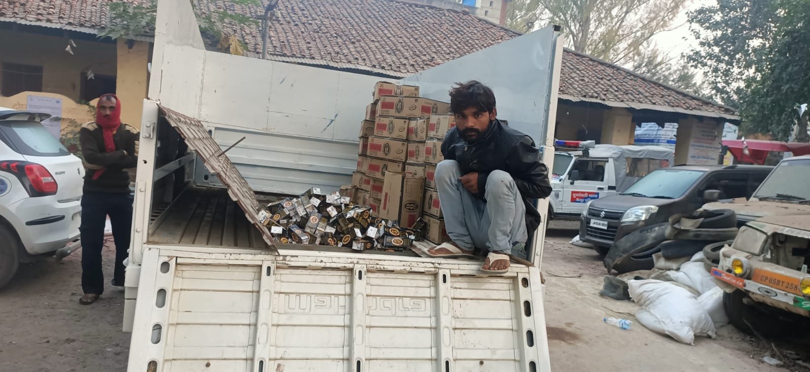 हिंदी समाचार |पिकअप के तहखाने में छुपा कर ले...