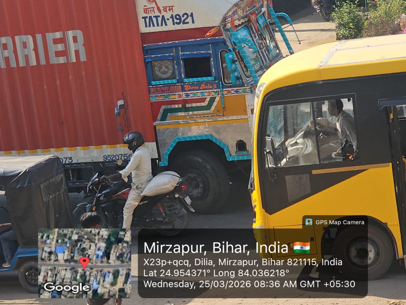 हिंदी समाचार | सड़क दुर्घटना में एक युवक की...