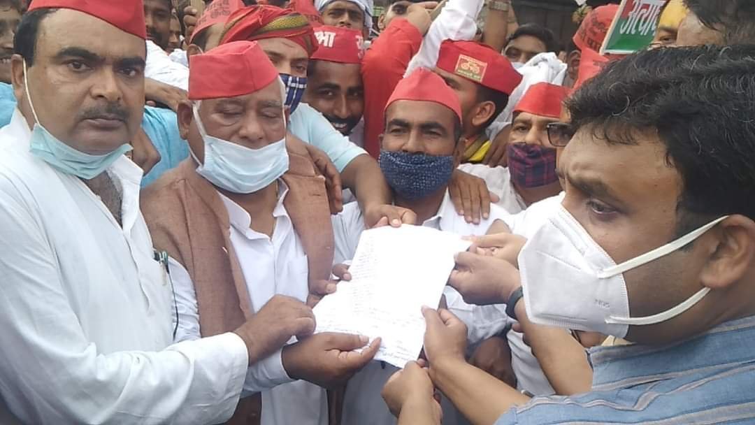 हिंदी समाचार |धरना प्रदर्शन कर समाजवादी...