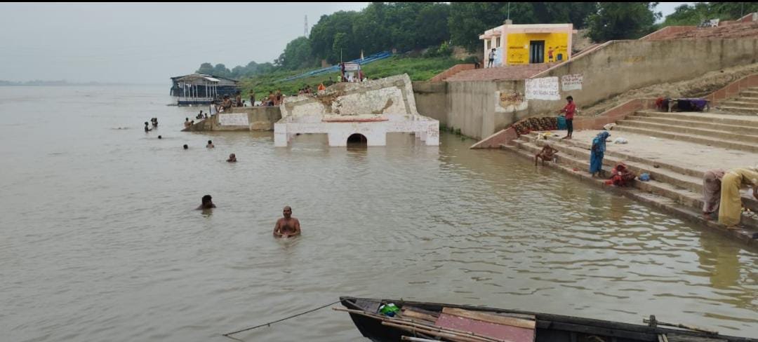 हिंदी समाचार |गंगा का जलस्तर बढ़ने से आधा...