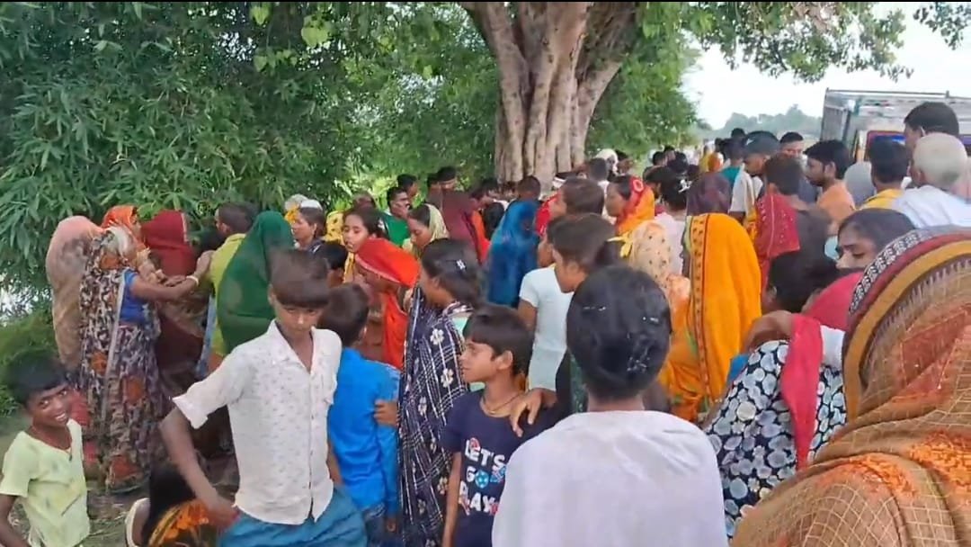 हिंदी समाचार | तालाब में नहाने गई तीन...