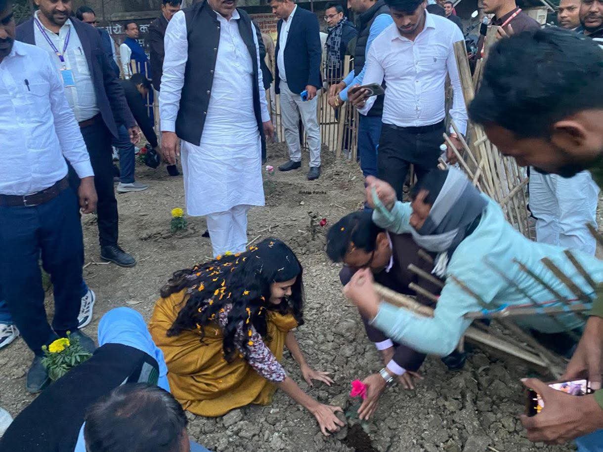 हिंदी समाचार |सेल्फी में डीडीसी पर गिरे लोग