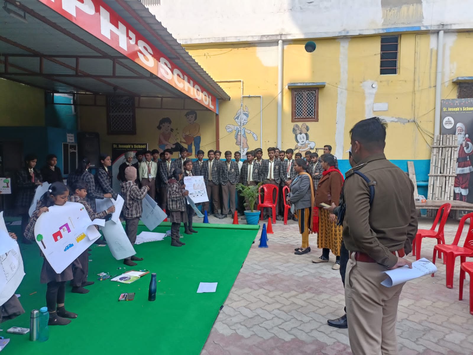 हिंदी समाचार |स्कूली बच्चों ने सड़क सुरक्षा...