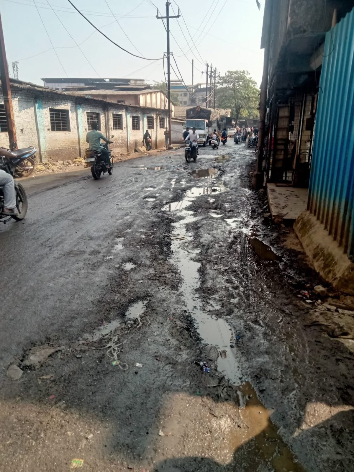 हिंदी समाचार |सड़क पर बहता गटर का गंदा पानी,...