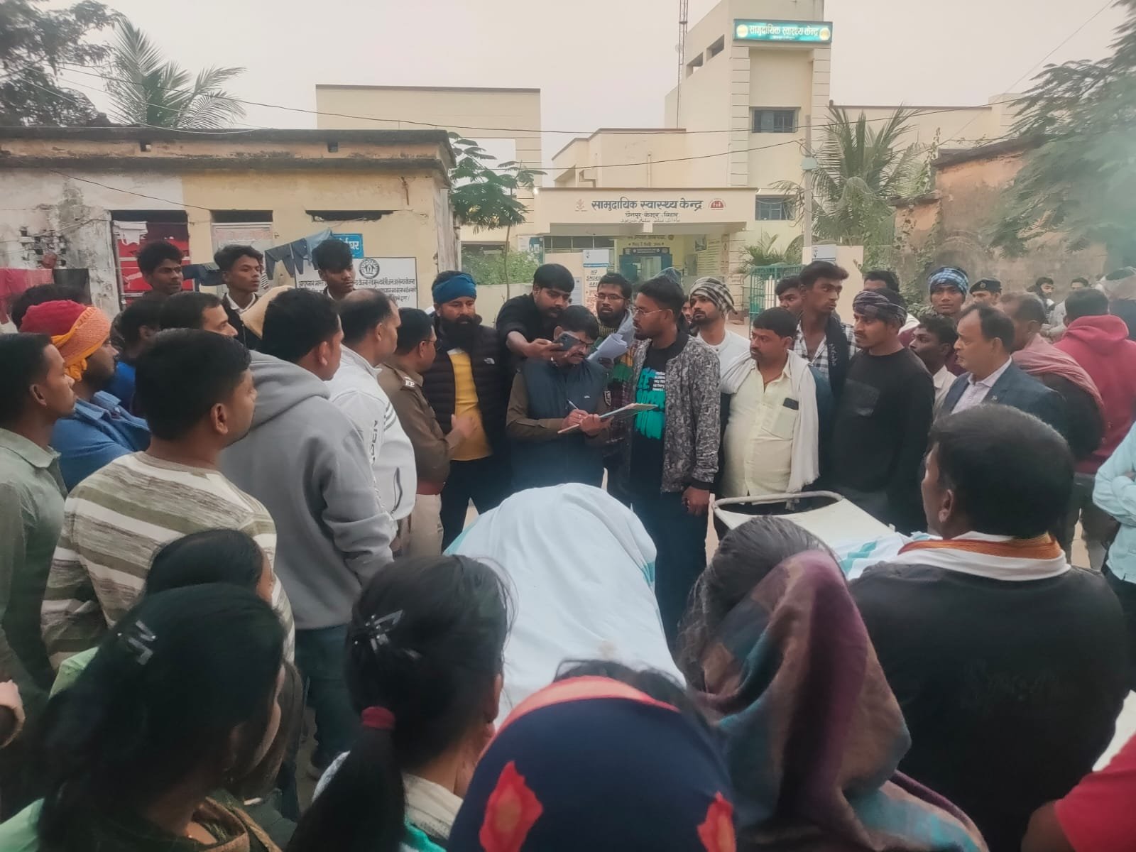 हिंदी समाचार |तेज रफ्तार पिकअप ने ई-रिक्शा...