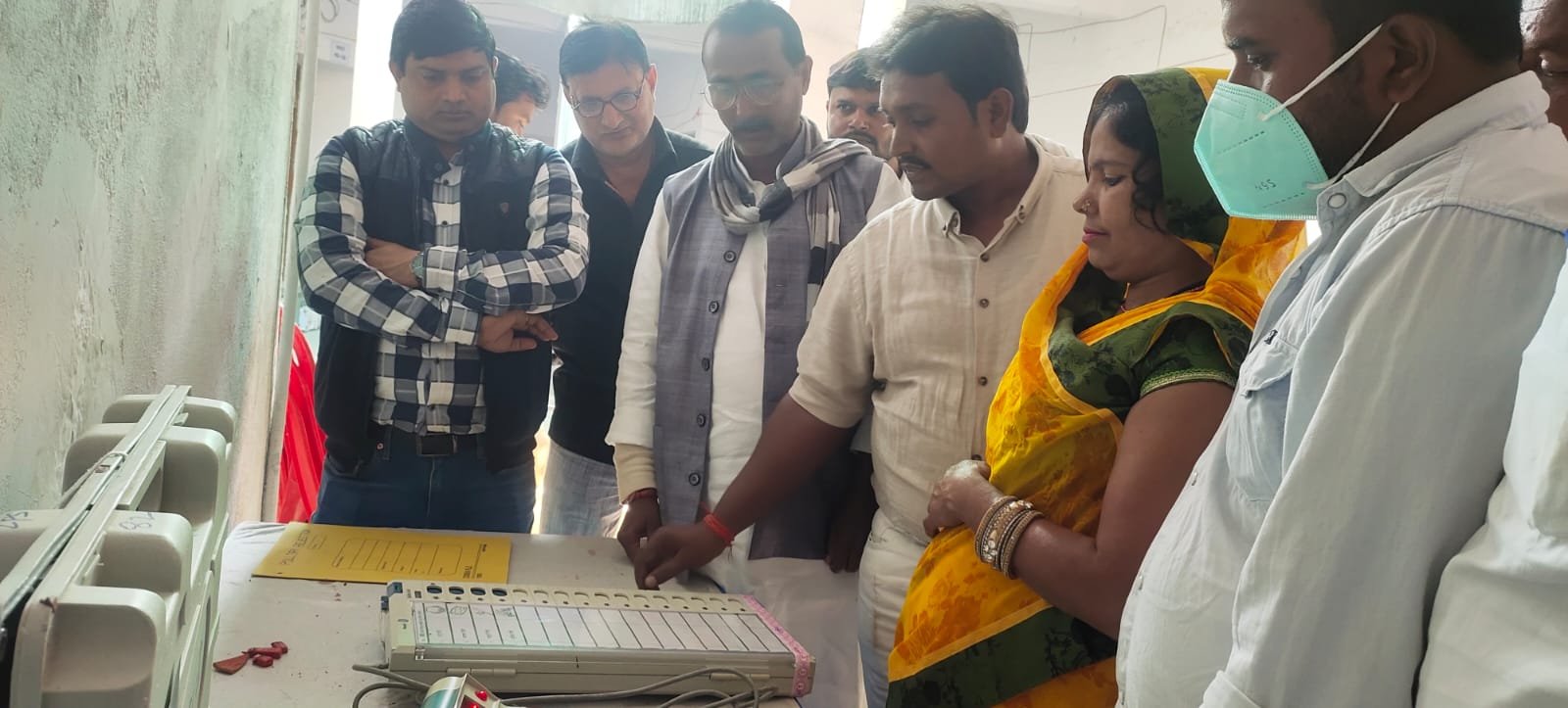 हिंदी समाचार |ईवीएम से प्रत्याशी ने किया...