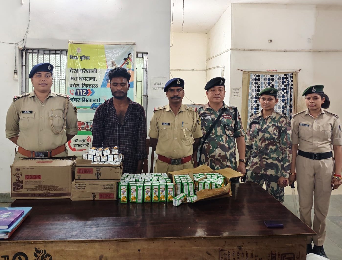 हिंदी समाचार | अवैध शराब बेच रहे युवक को...