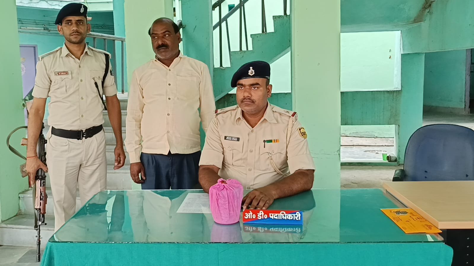 हिंदी समाचार |74 पैकेट गांजा के साथ धंधेबाज...