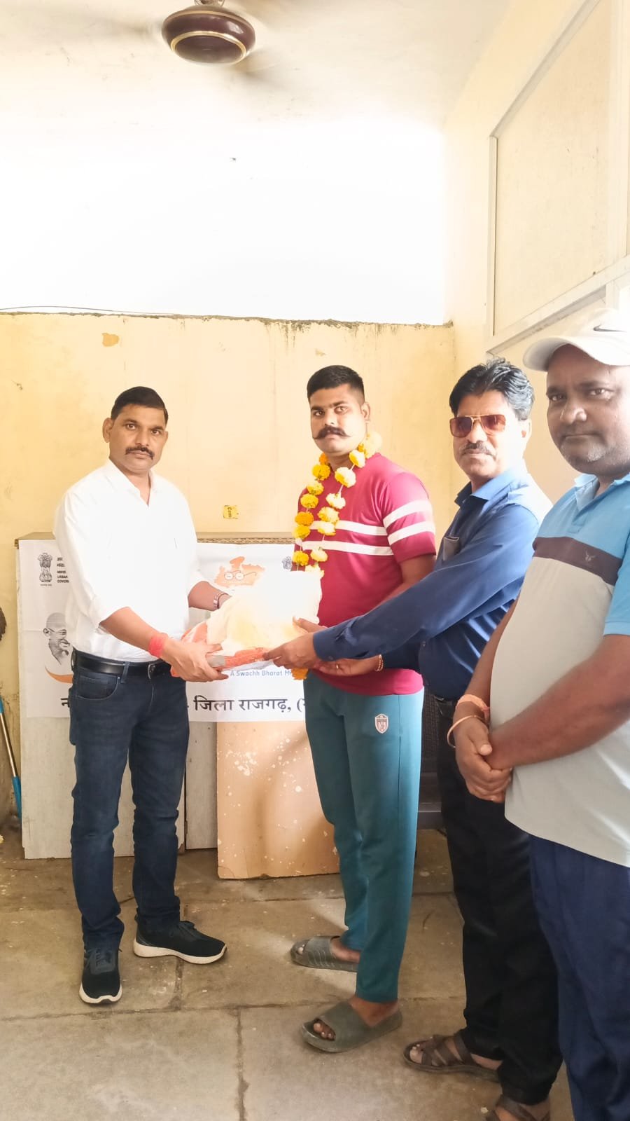 हिंदी समाचार |सफाई मित्रों को  सुरक्षा किट...