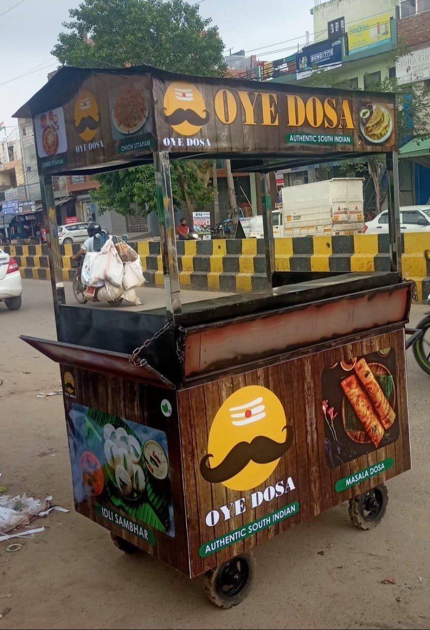 हिंदी समाचार |बरसात में सड़क किनारे का...