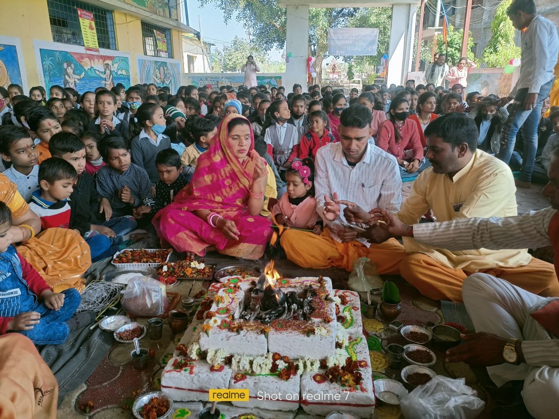 हिंदी समाचार |वैदिक मंत्रों के साथ सरस्वती...
