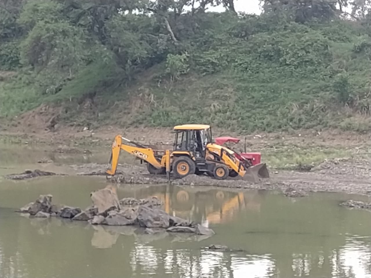 हिंदी समाचार |धड़ल्ले से जारी अवैध रेत मुरम...