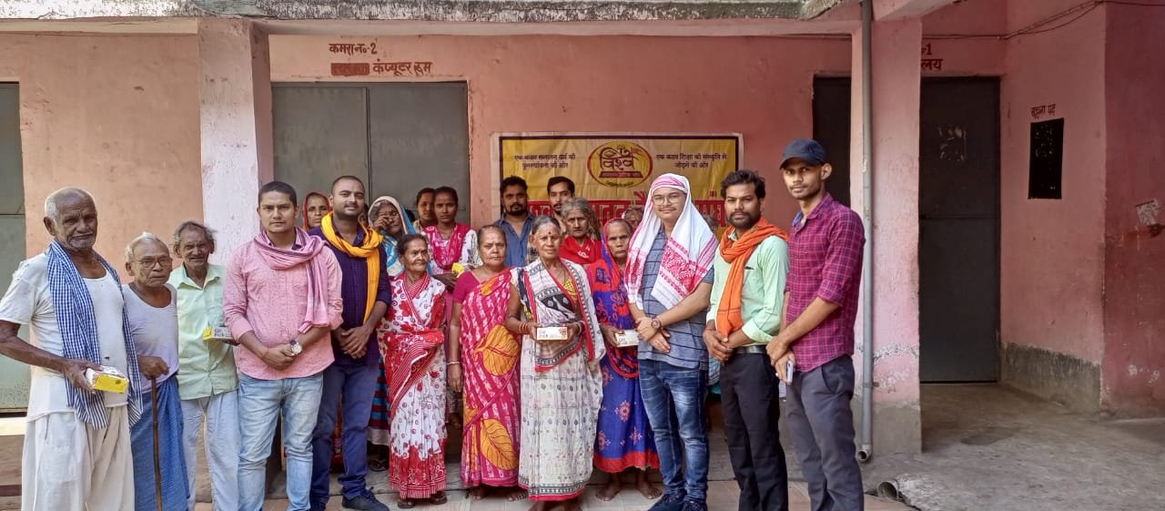 हिंदी समाचार |असहाय माताओं के बीच मिठाई...
