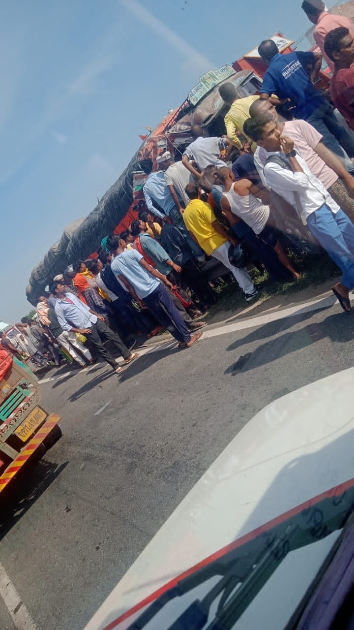 हिंदी समाचार |दो ट्रकों की टक्कर में एक ट्रक...