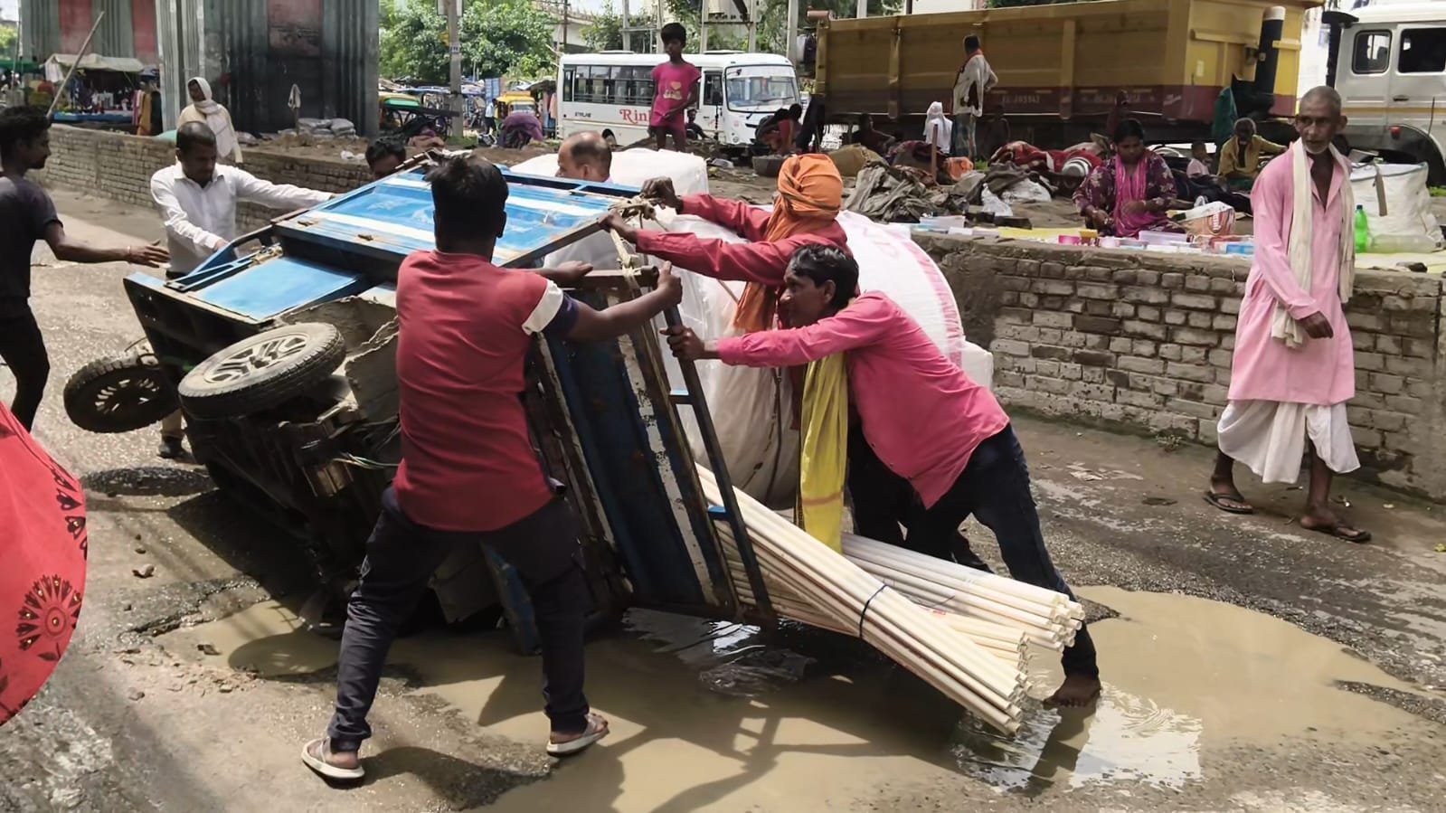 हिंदी समाचार |कुदरा-भभुआ मुख्य मार्ग की...