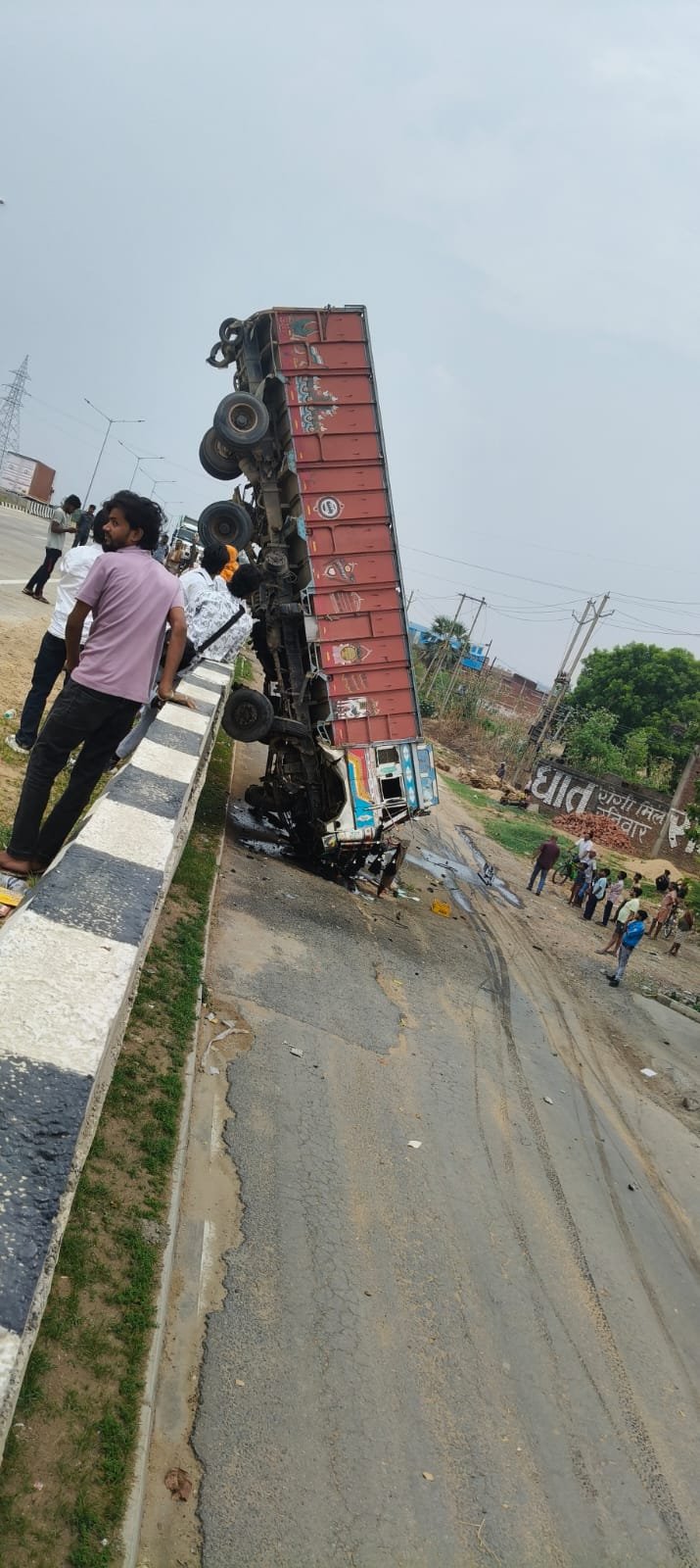 हिंदी समाचार |टायर फटने से फ्लाईओवर पर लटकी...