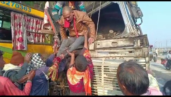 हिंदी समाचार |बस और ट्रक में हुआ जोरदार...
