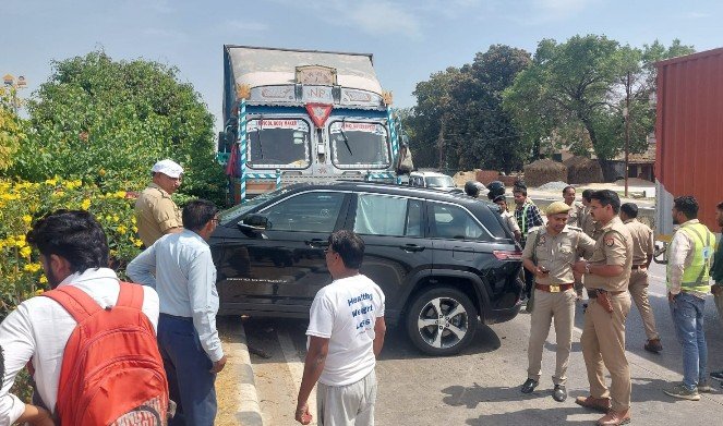 हिंदी समाचार | हाईवे पर ट्रक से टकराकर काशी...