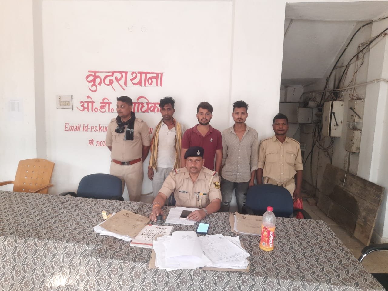 हिंदी समाचार |थाना प्रशासन द्वारा शराब पीने...