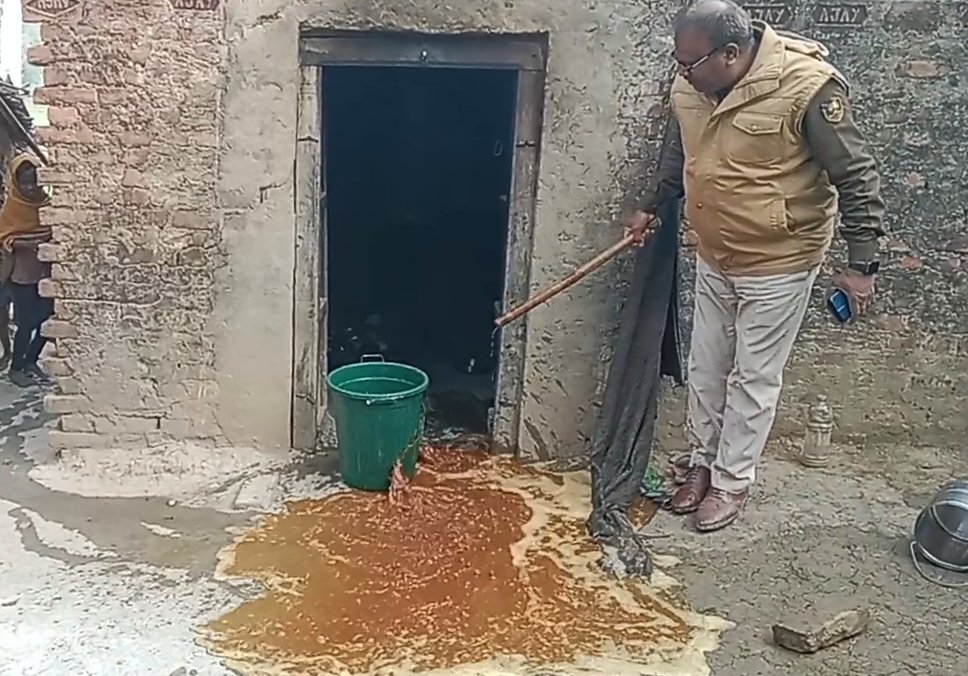 हिंदी समाचार |शराब के नशे में मशगूल हो युवती...
