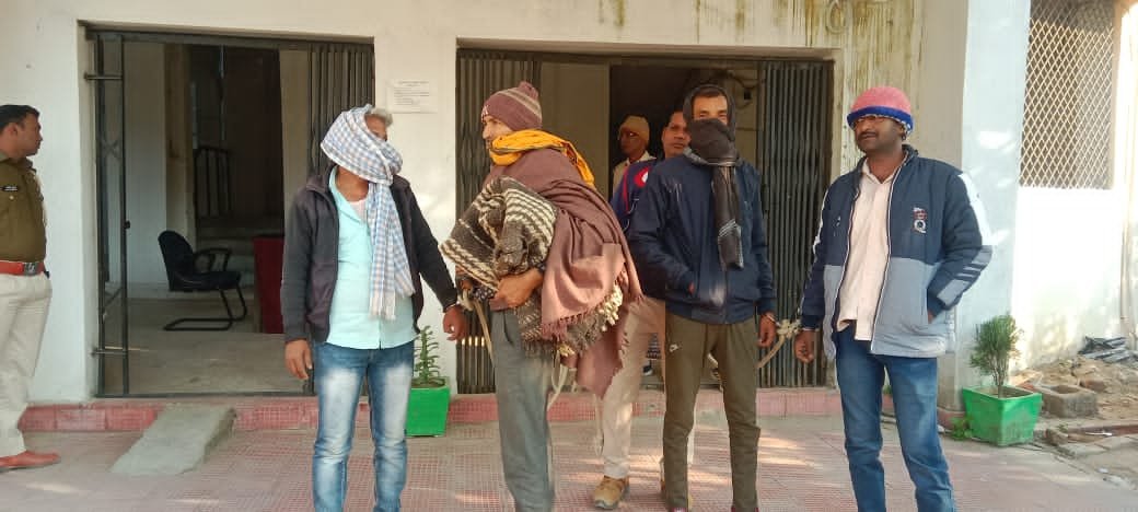 हिंदी समाचार |शराब पीने के जुर्म में 4 लोग...