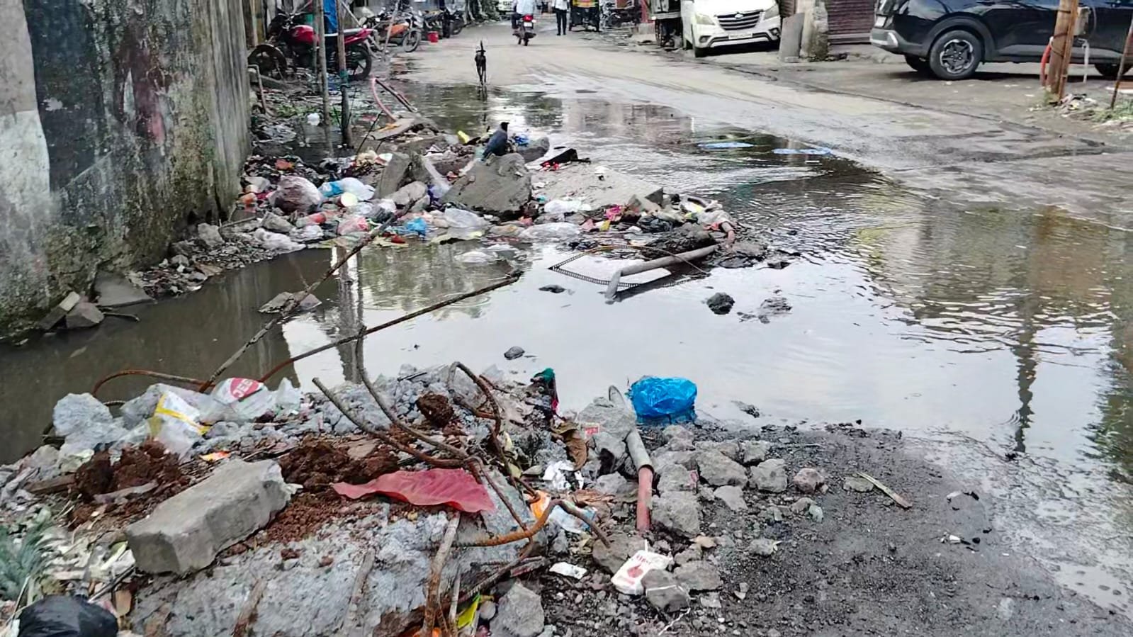 हिंदी समाचार |आरसीसी सड़क पर बहता गंदा पानी