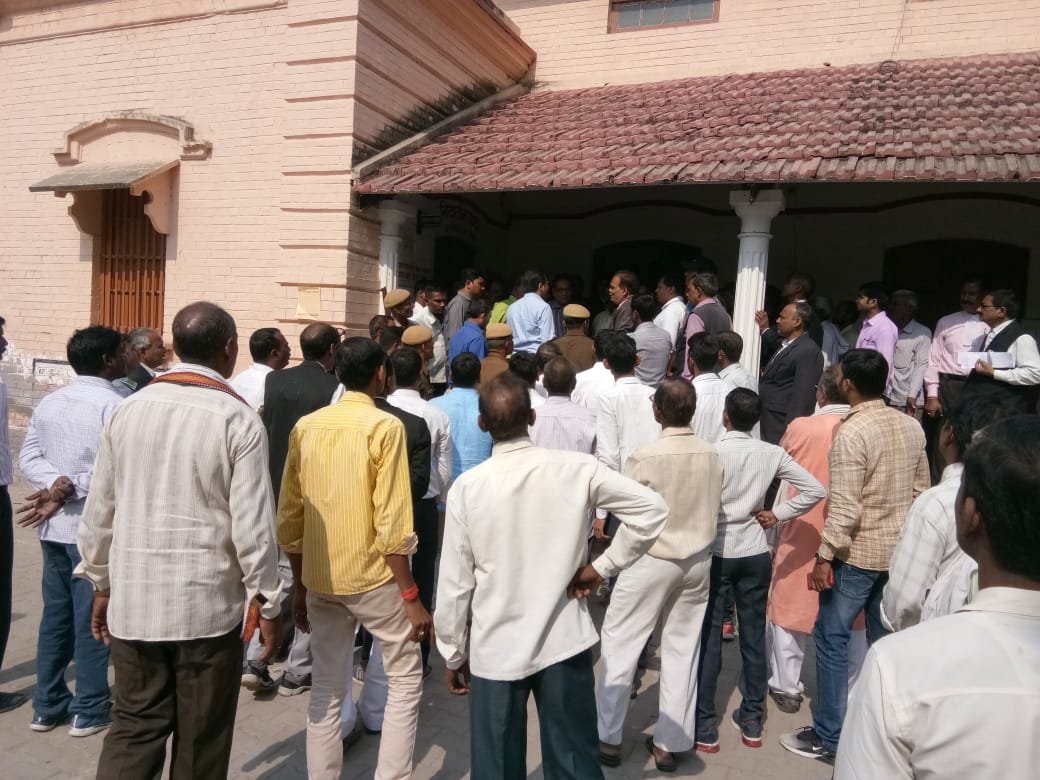 हिंदी समाचार |तहसीलदार के न्यायालय में गाली...