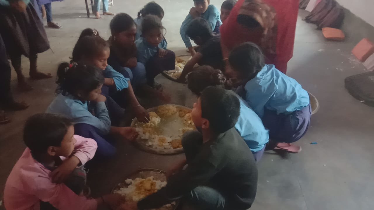 हिंदी समाचार |प्रखंड प्रमुख ने किया स्कूल...