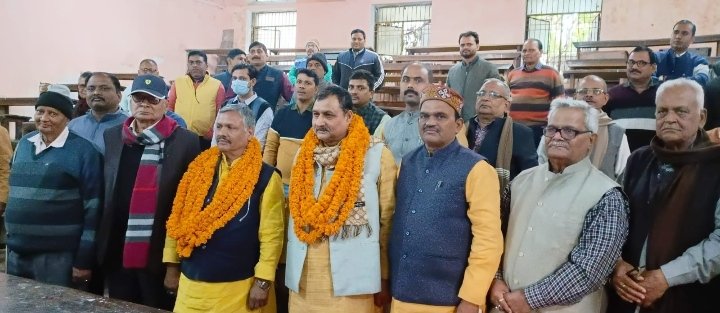 हिंदी समाचार |शिक्षकों और कर्मचारियों की...