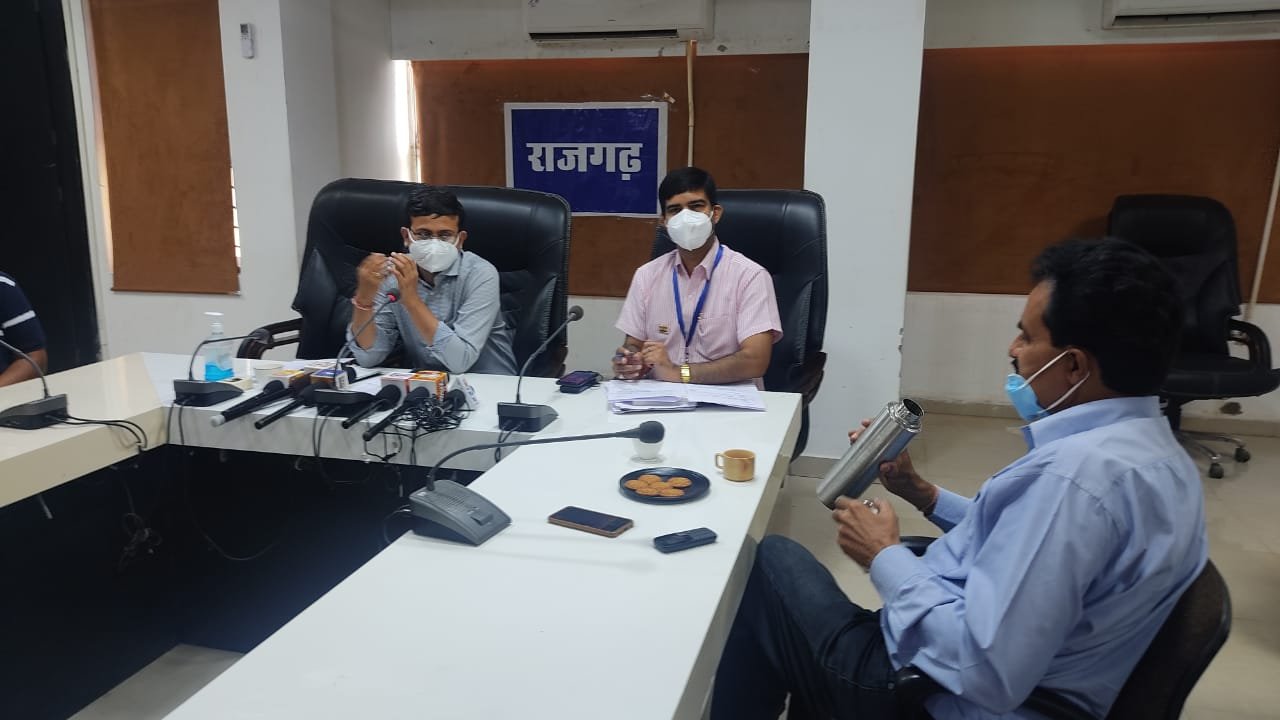 हिंदी समाचार |कलेक्टर ने किया पत्रकार...