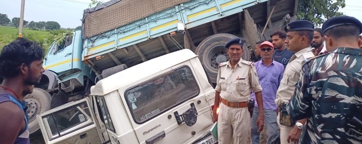 हिंदी समाचार |सीआरपीएफ की दो ट्रक एवं एक...