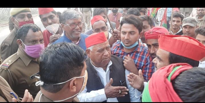 हिंदी समाचार |यात्रा निकालने पर अड़े...