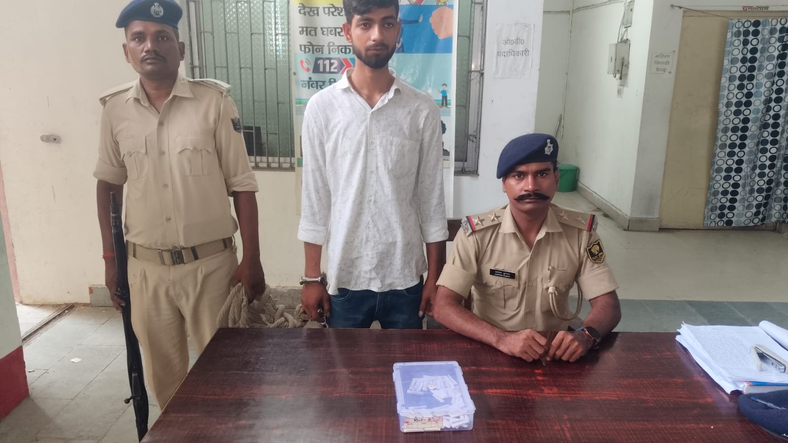 हिंदी समाचार | 61 पुड़िया हेरोइन के साथ एक...
