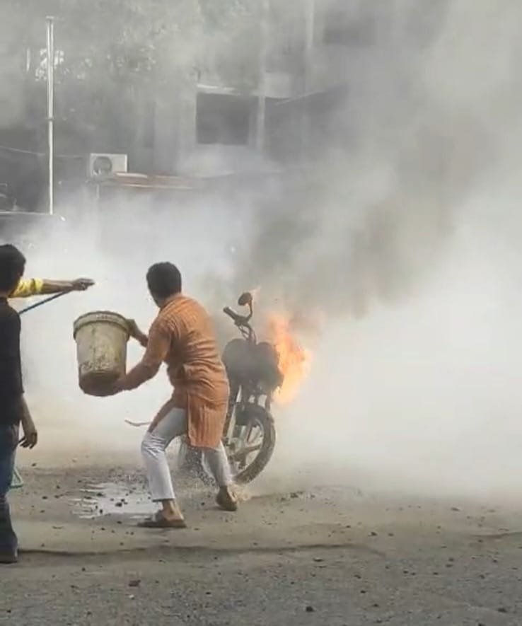 हिंदी समाचार |मोटरसाइकिल में अचानक लगी आग,...