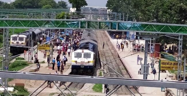 हिंदी समाचार |शाहगंज★रेलवे ट्रैक की मरम्मत...