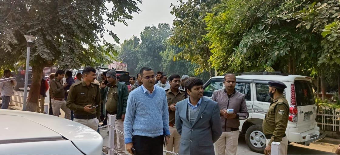 हिंदी समाचार |समाहरणालय में वाहनों की सघन...